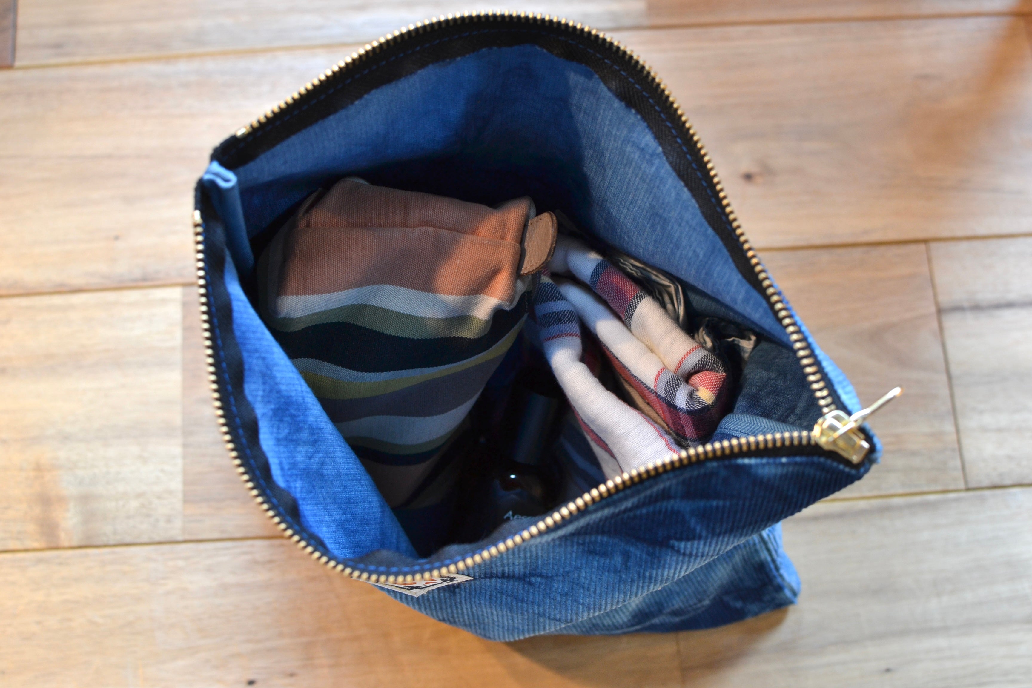 Travel pouch -Indigo dyed unevenly-
