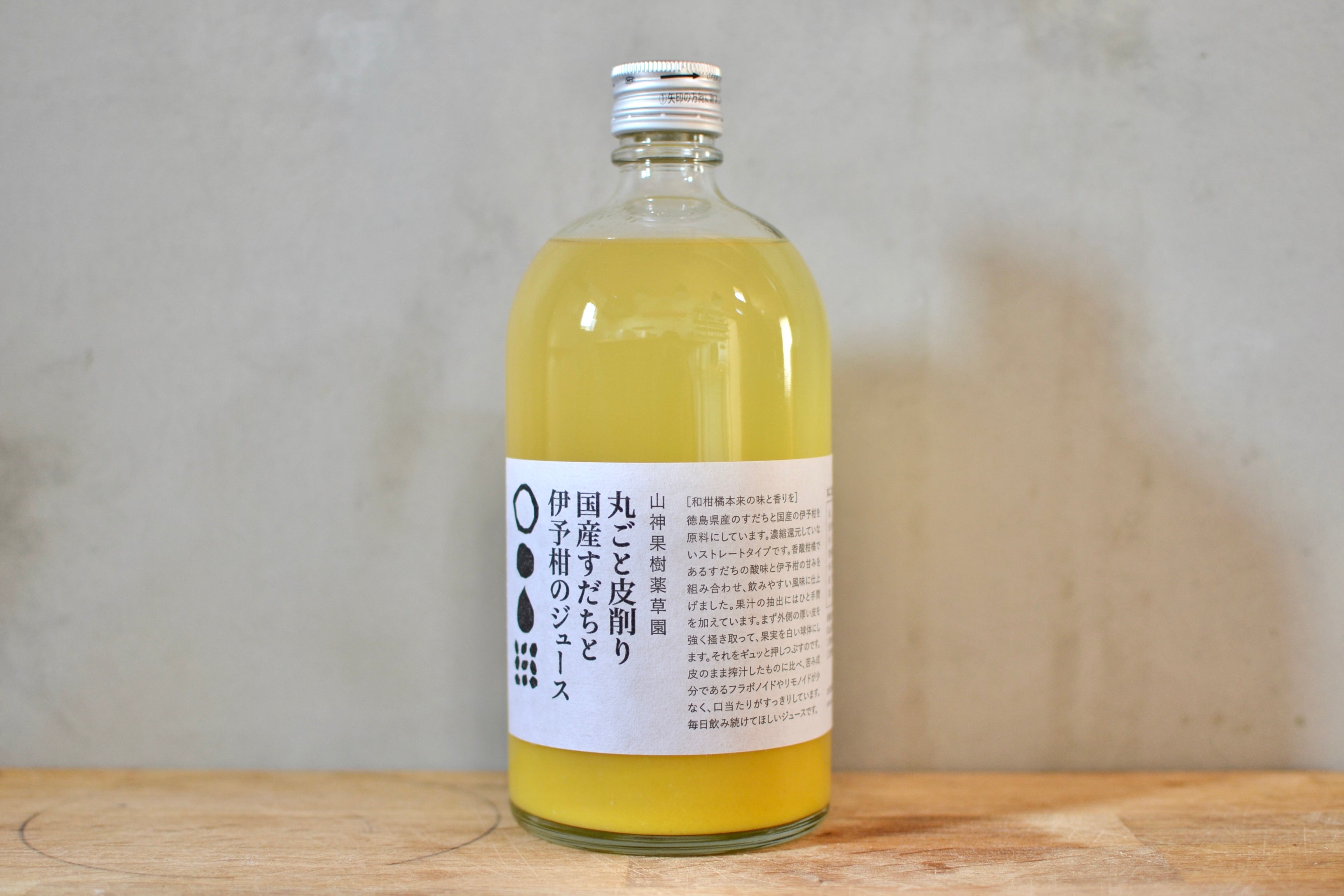 Whole peeled Sudachi and Iyokan juice 690ml MARKS&WEB Matsuyama Oil's Yamagami Fruit and Herb Garden