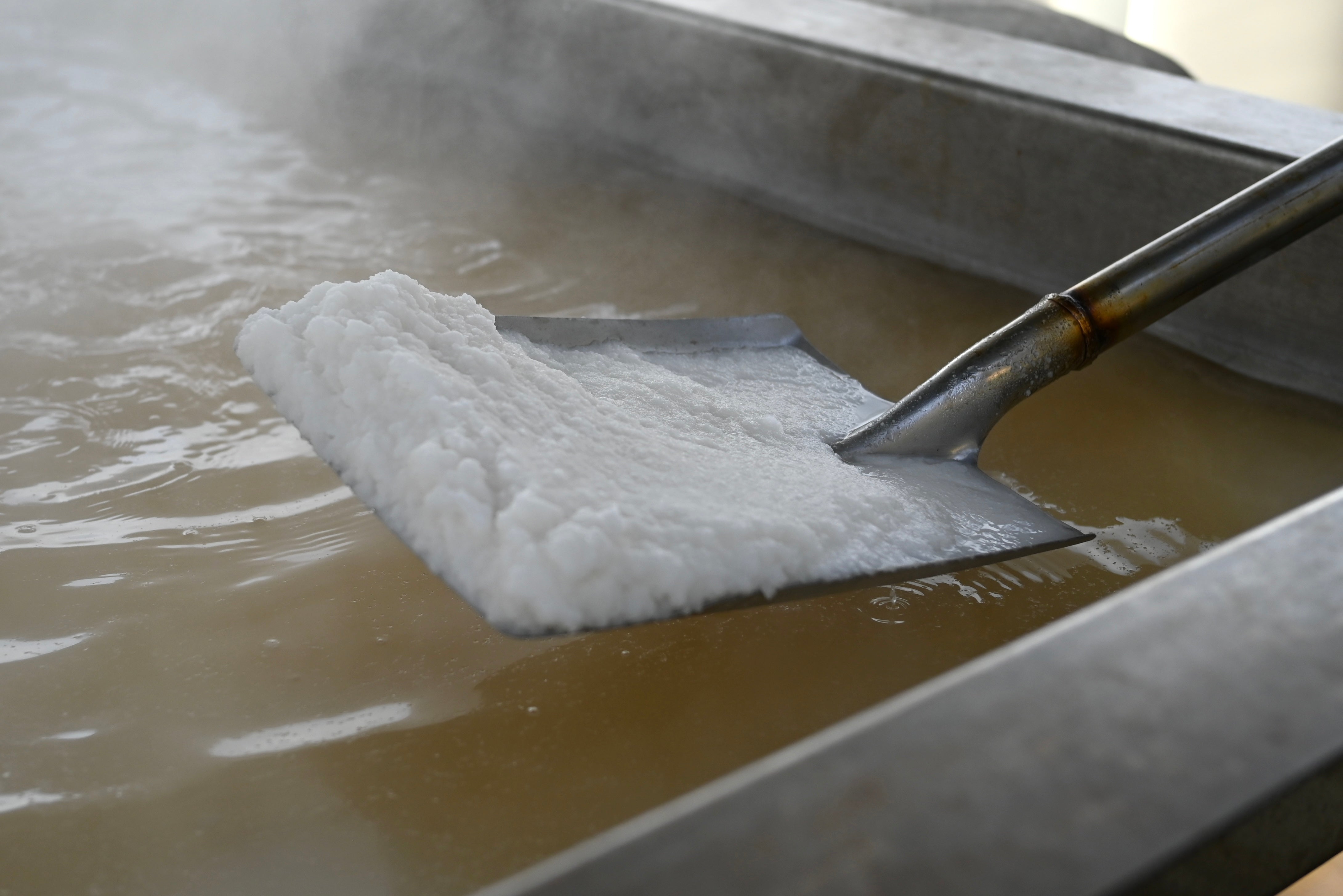 【GLC】若尾和呂 「空の蒼い日」 油彩6号共シール インド政府買上 膜面画法 ◆ヒビなしの逸品! 金部呂（紺色） - (株)箕輪漆行